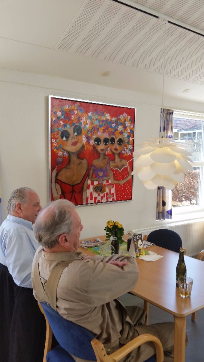 I Wiedergårdens Aktivitetshus hænger mit maleri, som jeg har skænket til dem i 2015, rigtig fint i Cafeen og lyser op.